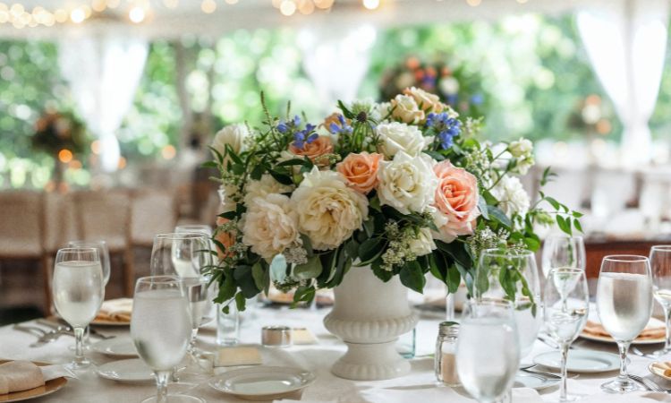 How to Choose the Right Flowers for Your Wedding Floral Centerpieces